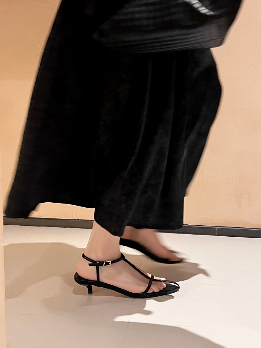 Sensual Hollow Cross Strap Roman Sandals for Women - Mid-Heel Pointed Toe Shoes, Perfect for Skirts - Trendy Evening Wear