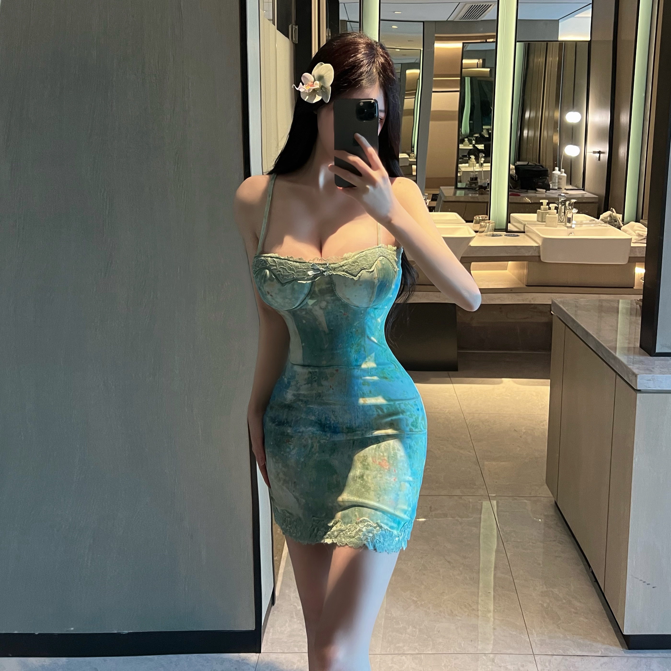 Sexy Blue Printed Low-Cut Spaghetti Strap Dress with Lace Splicing and Waist-Cinching Bodycon Skirt - Perfect for Summer Vacation