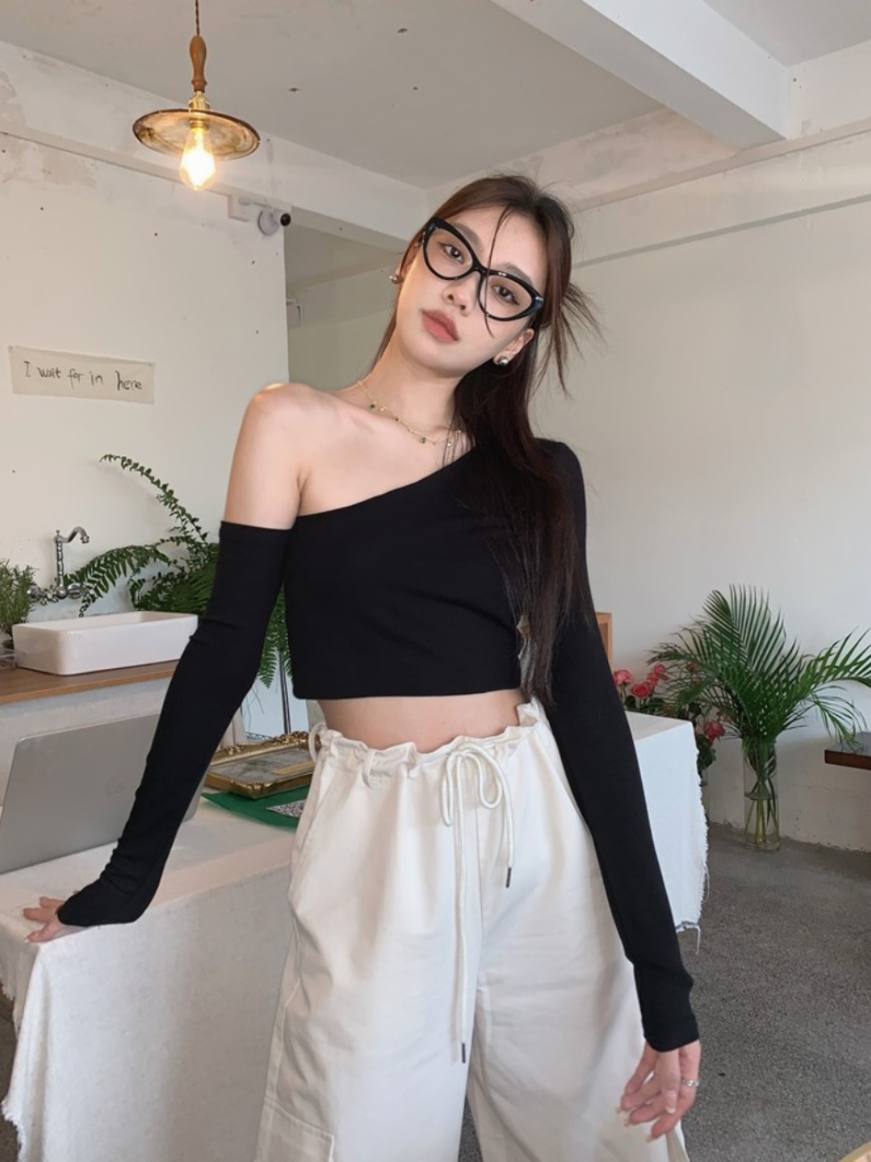 Sexy Off-Shoulder Long Sleeve T-Shirt for Women, High-Waisted Tight-Fitting Top for Dance, Y2K Style, Perfect for Girl Groups Sexy Off-Shoulder Long Sleeve T-Shirt for Women, High-Waisted Tight-Fitting Top for Dance, Y2K Style, Perfect for Girl Groups