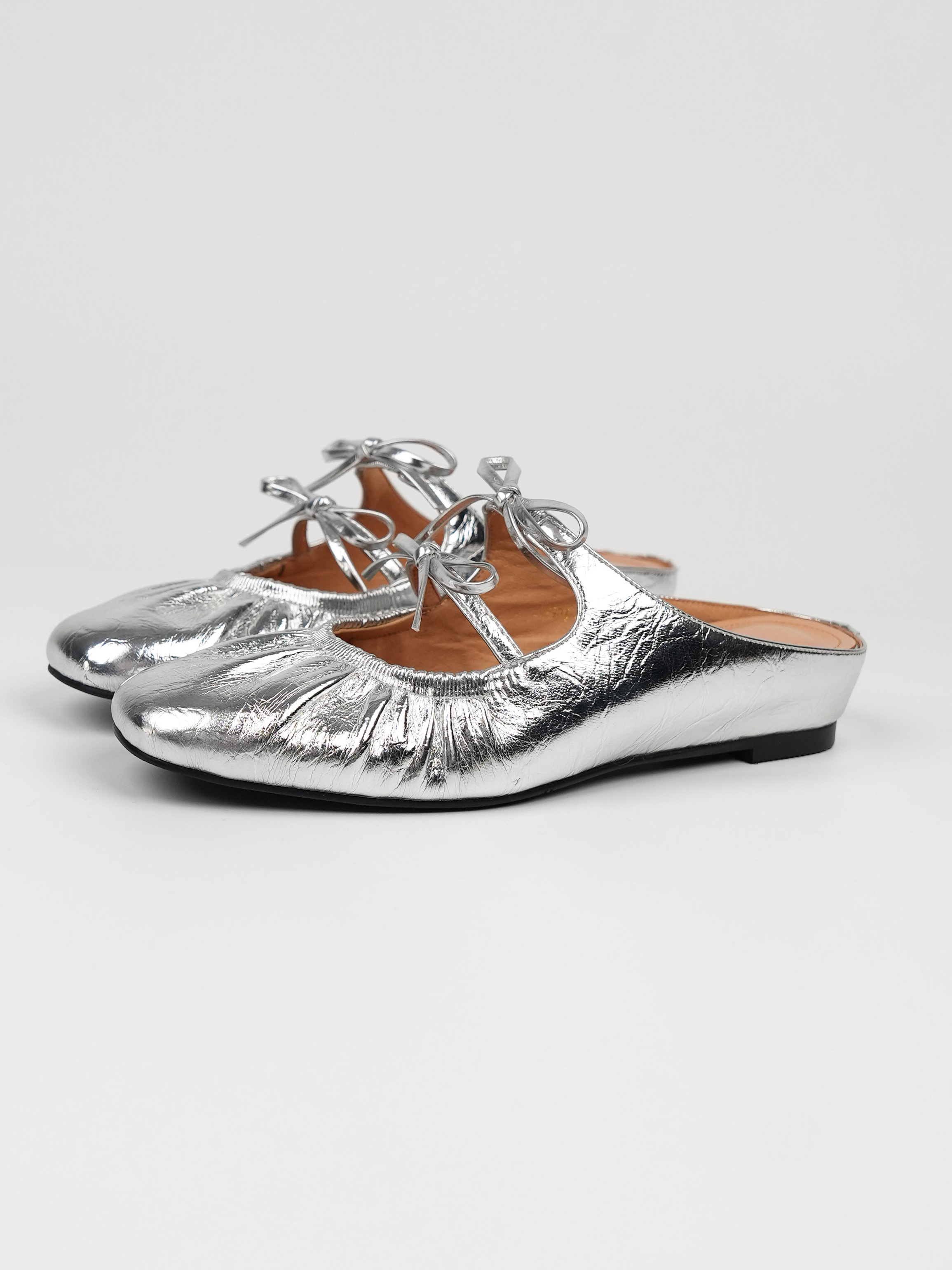 Silver Open-Toe Slippers for Women - Summer Flat Sandals with Bow, Gold Half-Mule Slides, Chic Outdoor Footwear Silver Open-Toe Slippers for Women - Summer Flat Sandals with Bow, Gold Half-Mule Slides, Chic Outdoor Footwear