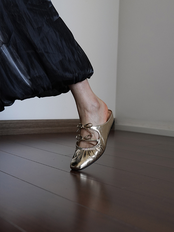 Silver Open-Toe Slippers for Women - Summer Flat Sandals with Bow, Gold Half-Mule Slides, Chic Outdoor Footwear Silver Open-Toe Slippers for Women - Summer Flat Sandals with Bow, Gold Half-Mule Slides, Chic Outdoor Footwear