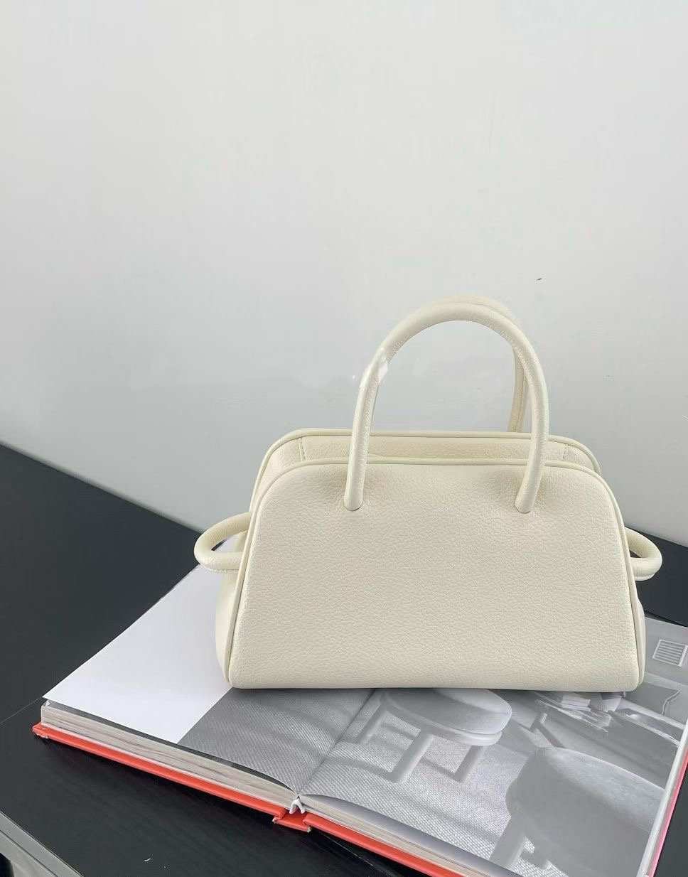 Solid Color Lychee Texture Boston Bowling Bag - High-End Versatile Commuter Handbag for Shoulder and Crossbody Use Solid Color Lychee Texture Boston Bowling Bag - High-End Versatile Commuter Handbag for Shoulder and Crossbody Use