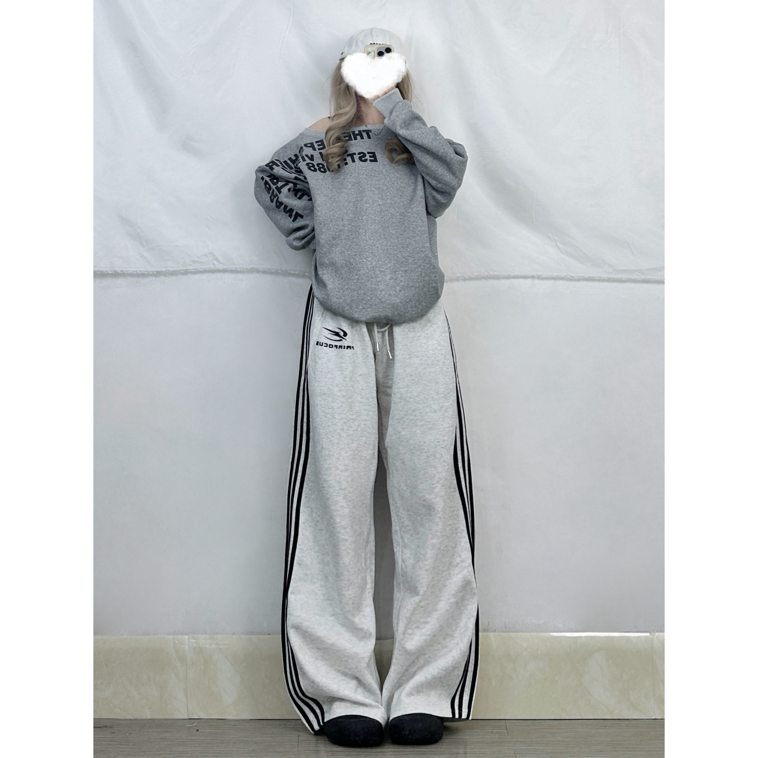 Spicy Girl Shoulder-Baring Long Sleeve Sports Suit with Three-Stripe Pants for Trendy Hip Hop Street Dance Style Spicy Girl Shoulder-Baring Long Sleeve Sports Suit with Three-Stripe Pants for Trendy Hip Hop Street Dance Style
