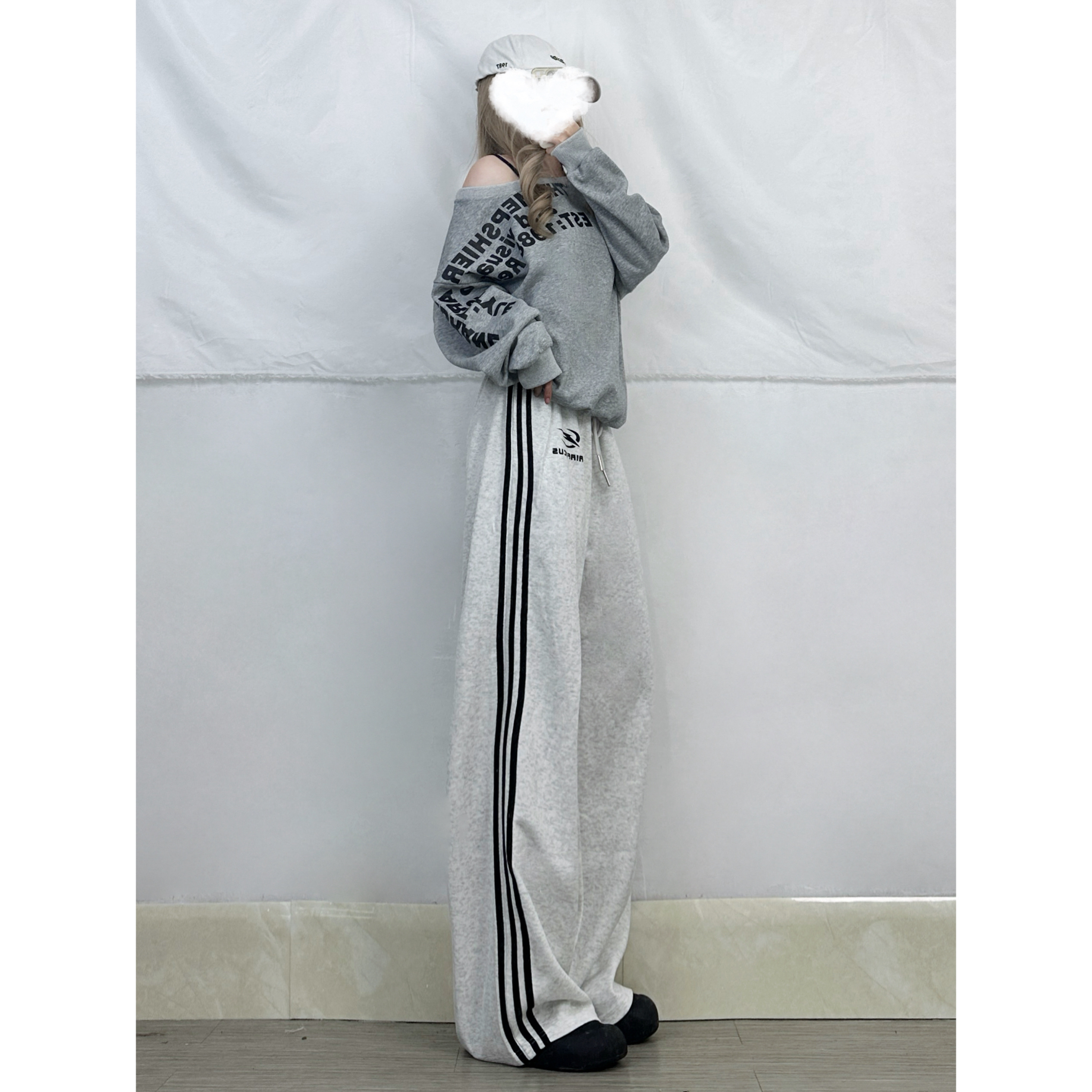 Spicy Girl Shoulder-Baring Long Sleeve Sports Suit with Three-Stripe Pants for Trendy Hip Hop Street Dance Style Spicy Girl Shoulder-Baring Long Sleeve Sports Suit with Three-Stripe Pants for Trendy Hip Hop Street Dance Style
