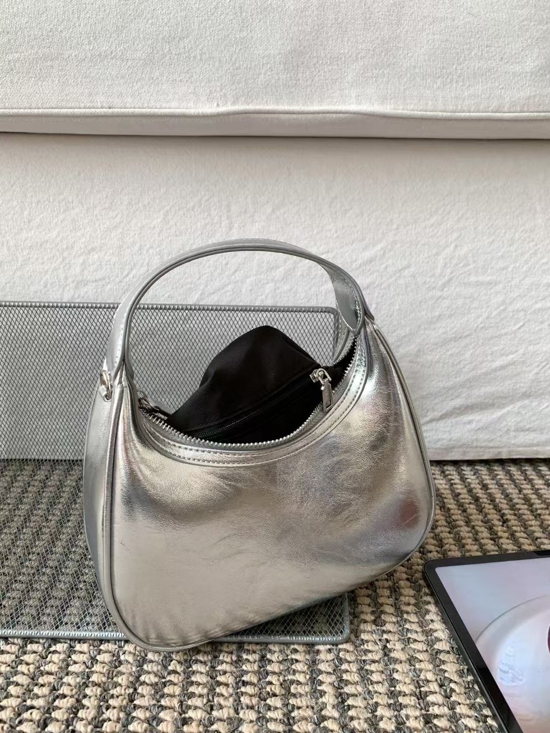 Spring/Summer 2025 Bow Hobo Handbag, High-End Half-Round Commuter Shoulder Crossbody Bag for Women, Versatile Fashion Accessory Spring/Summer 2025 Bow Hobo Handbag, High-End Half-Round Commuter Shoulder Crossbody Bag for Women, Versatile Fashion Accessory