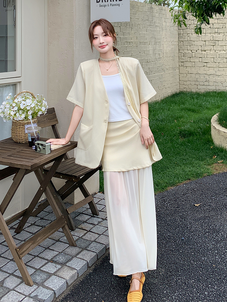 Stylish Short-Sleeve Blazer and Skirt Set for Women - Chic Summer Two-Piece Outfit, Sophisticated Commuting Style, Trendy Look Stylish Short-Sleeve Blazer and Skirt Set for Women - Chic Summer Two-Piece Outfit, Sophisticated Commuting Style, Trendy Look