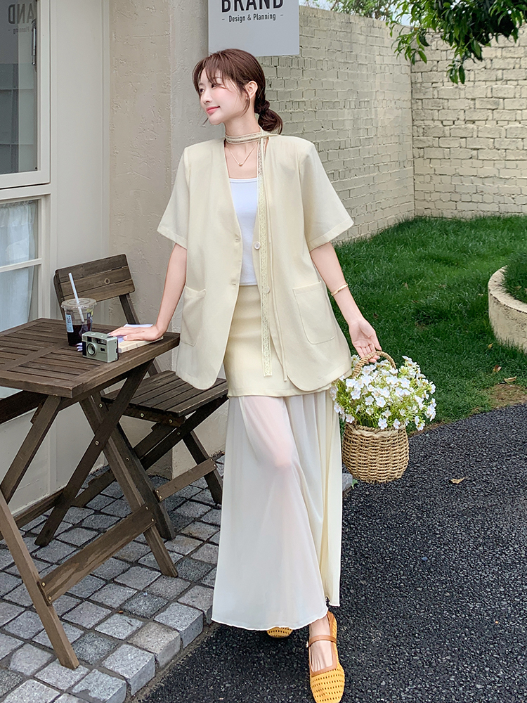 Stylish Short-Sleeve Blazer and Skirt Set for Women - Chic Summer Two-Piece Outfit, Sophisticated Commuting Style, Trendy Look Stylish Short-Sleeve Blazer and Skirt Set for Women - Chic Summer Two-Piece Outfit, Sophisticated Commuting Style, Trendy Look