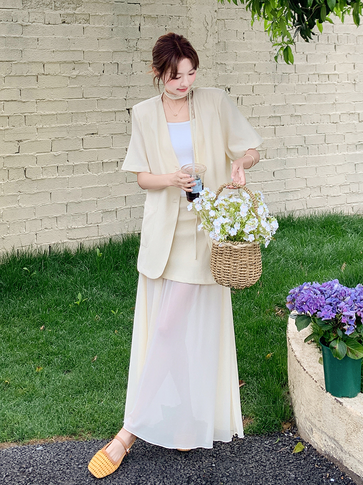 Stylish Short-Sleeve Blazer and Skirt Set for Women - Chic Summer Two-Piece Outfit, Sophisticated Commuting Style, Trendy Look