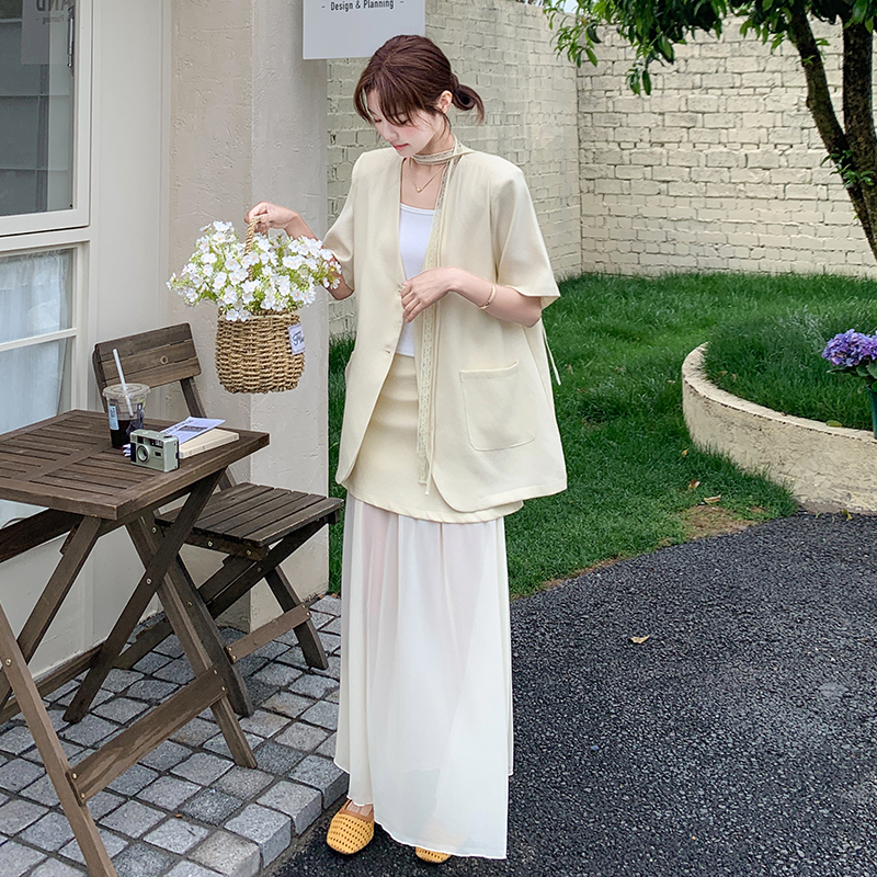 Stylish Short-Sleeve Blazer and Skirt Set for Women - Chic Summer Two-Piece Outfit, Sophisticated Commuting Style, Trendy Look Stylish Short-Sleeve Blazer and Skirt Set for Women - Chic Summer Two-Piece Outfit, Sophisticated Commuting Style, Trendy Look