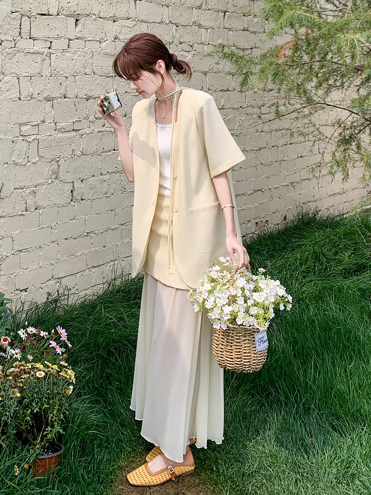 Stylish Short-Sleeve Blazer and Skirt Set for Women - Chic Summer Two-Piece Outfit, Sophisticated Commuting Style, Trendy Look Stylish Short-Sleeve Blazer and Skirt Set for Women - Chic Summer Two-Piece Outfit, Sophisticated Commuting Style, Trendy Look