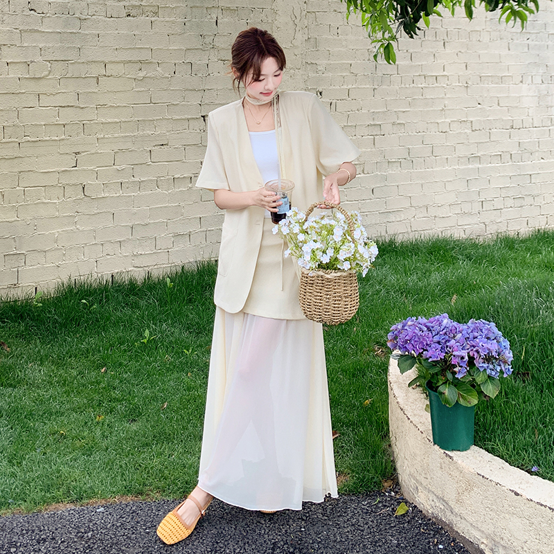 Stylish Short-Sleeve Blazer and Skirt Set for Women - Chic Summer Two-Piece Outfit, Sophisticated Commuting Style, Trendy Look