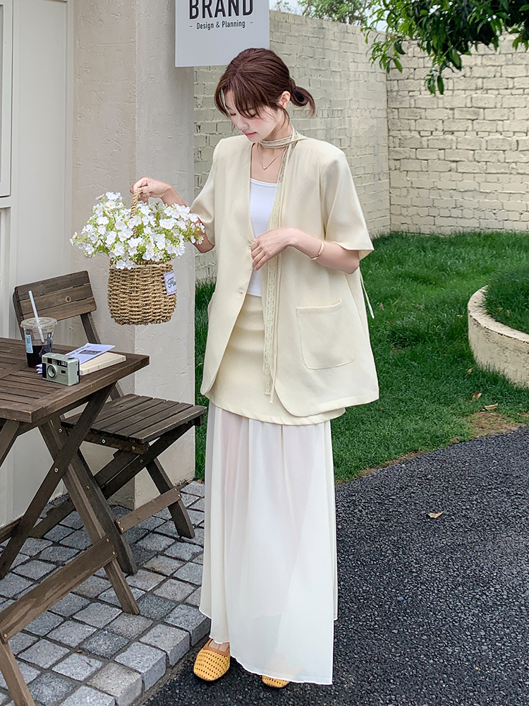 Stylish Short-Sleeve Blazer and Skirt Set for Women - Chic Summer Two-Piece Outfit, Sophisticated Commuting Style, Trendy Look Stylish Short-Sleeve Blazer and Skirt Set for Women - Chic Summer Two-Piece Outfit, Sophisticated Commuting Style, Trendy Look