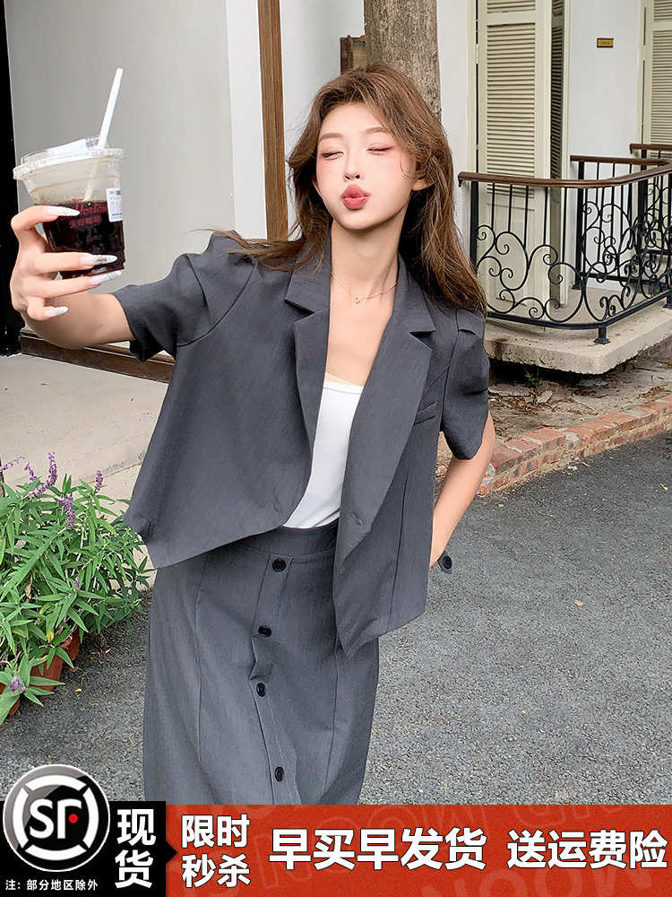 Stylish Women's Deep Gray Short Sleeve Blazer and Skirt Set for Summer 2025 - Professional Commuting Style, Modern Two-Piece Outfit Stylish Women's Deep Gray Short Sleeve Blazer and Skirt Set for Summer 2025 - Professional Commuting Style, Modern Two-Piece Outfit