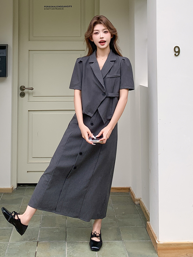 Stylish Women's Deep Gray Short Sleeve Blazer and Skirt Set for Summer 2025 - Professional Commuting Style, Modern Two-Piece Outfit Stylish Women's Deep Gray Short Sleeve Blazer and Skirt Set for Summer 2025 - Professional Commuting Style, Modern Two-Piece Outfit
