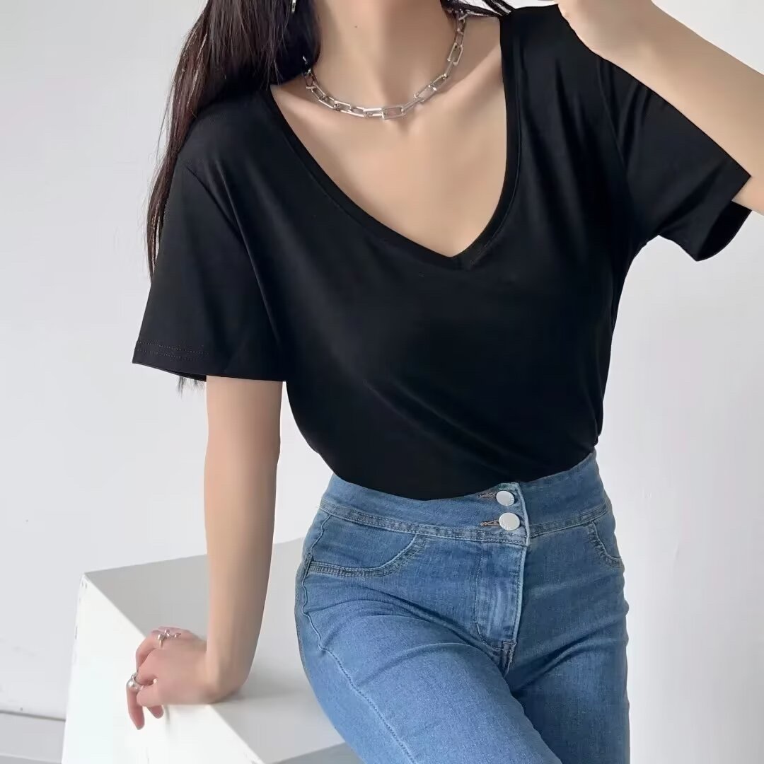 Summer 2025 Women's White V-Neck Short-Sleeve T-Shirt, Loose Fit Basic Top for Effortless Casual Style Summer 2025 Women's White V-Neck Short-Sleeve T-Shirt, Loose Fit Basic Top for Effortless Casual Style