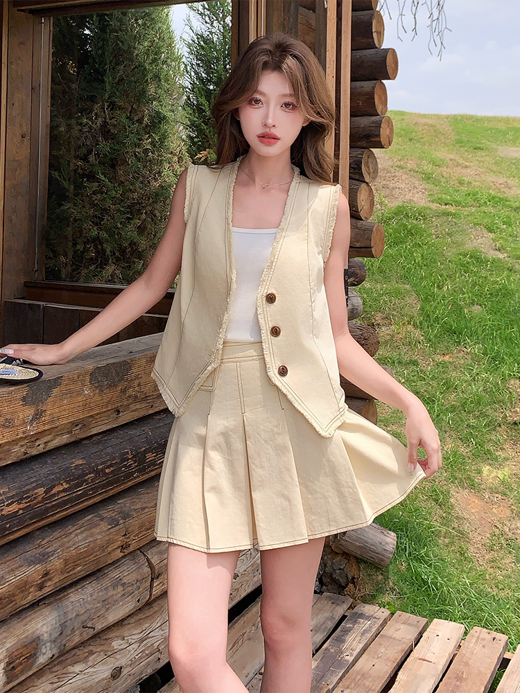 Summer 2025 Women's Yellow Vest Suit with Pleated Skirt - Casual Commuter Style Two-Piece Set for a Youthful Look Summer 2025 Women's Yellow Vest Suit with Pleated Skirt - Casual Commuter Style Two-Piece Set for a Youthful Look