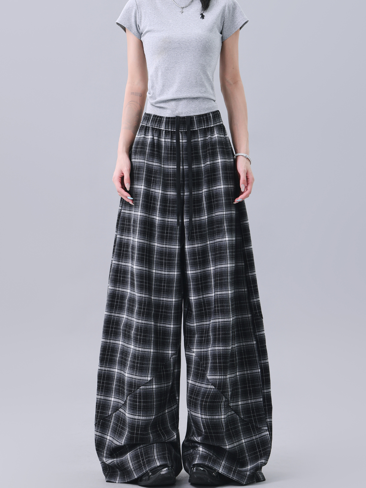 Summer Black and White Plaid Wide-Leg Pants with Elastic Waist - Loose Fit Curved Knife Design - British Style Fashion Summer Black and White Plaid Wide-Leg Pants with Elastic Waist - Loose Fit Curved Knife Design - British Style Fashion