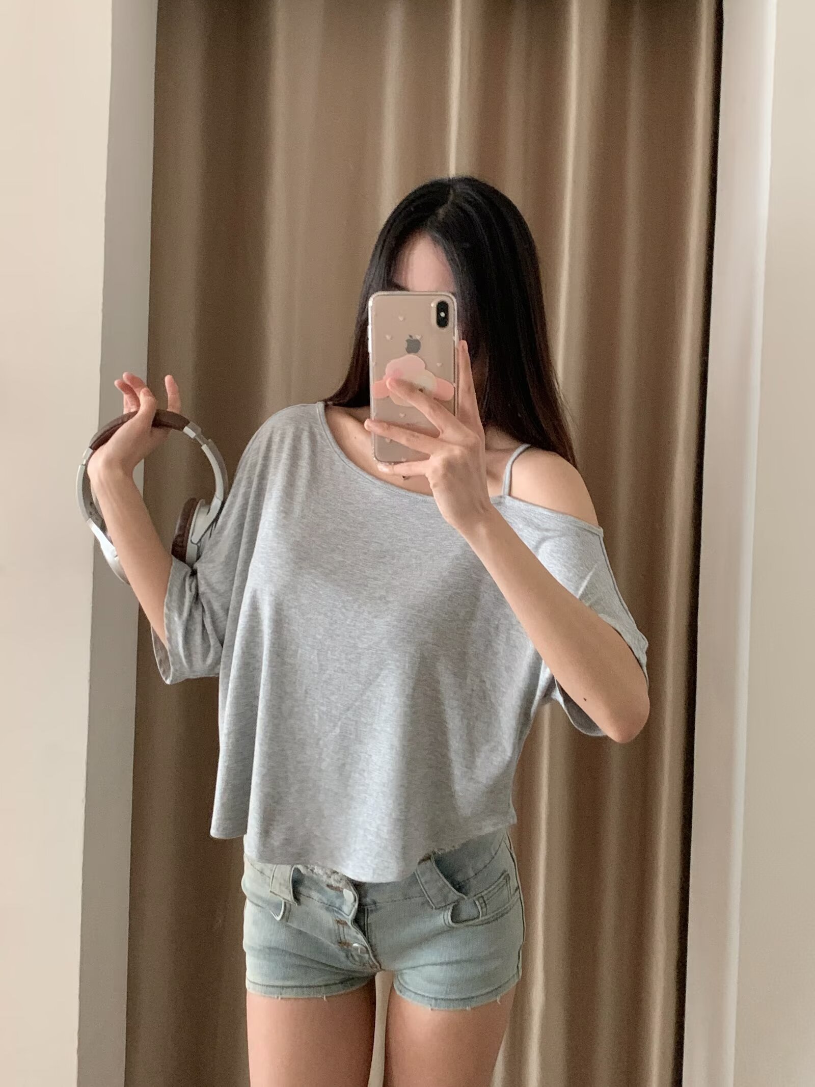 Summer Off-Shoulder K-Pop Jazz T-Shirt for Women - Loose Fit, Curved Hem, Short Sleeve, Thin Design Summer Off-Shoulder K-Pop Jazz T-Shirt for Women - Loose Fit, Curved Hem, Short Sleeve, Thin Design