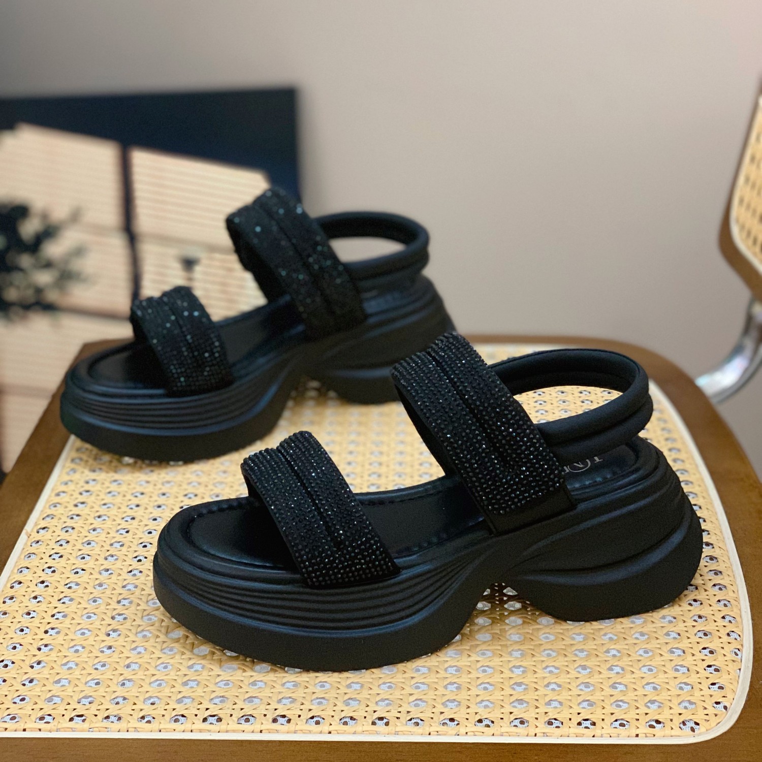 Thick-Soled Casual Sandals for Women, 2025 Summer Style, Height-Increasing and Slimming Design, Versatile Footwear for Petite Figures