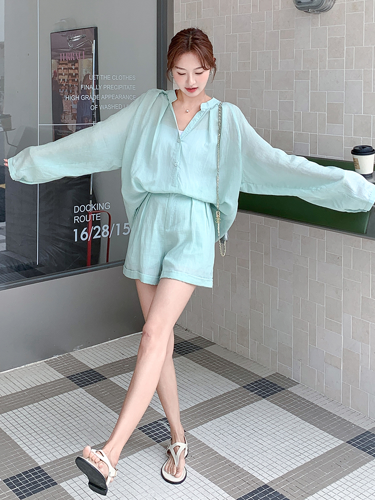 Trendy Age-Reducing Single-Breasted Sun Protection Shirt and Shorts Set for Women - Summer 2025 Two-Piece Outfit Trendy Age-Reducing Single-Breasted Sun Protection Shirt and Shorts Set for Women - Summer 2025 Two-Piece Outfit