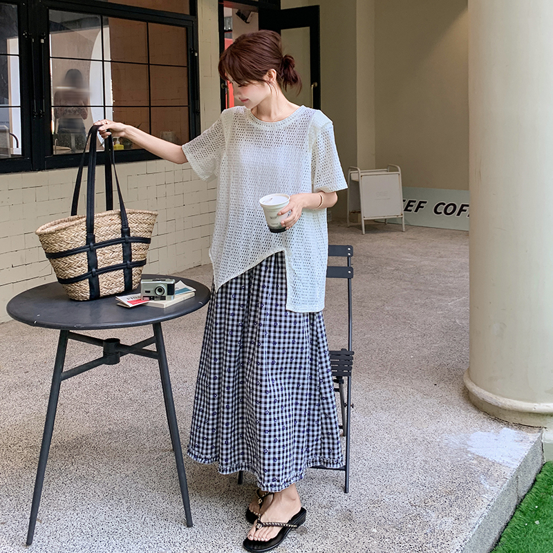 Trendy High-End Checkered Two-Piece Skirt Set for Women - Relaxed Hollow Short-Sleeve Summer Outfit