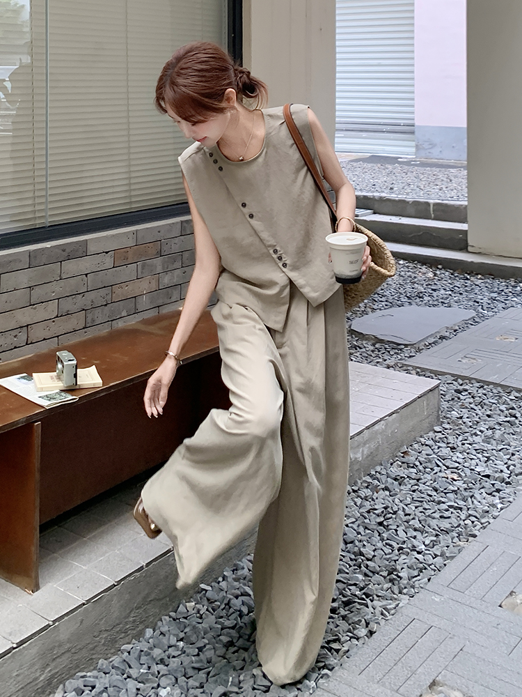 Trendy Irregular Sleeveless Top and Wide-Leg Pants Set, Women's Summer 2025 Two-Piece Outfit, Age-Reducing Style Trendy Irregular Sleeveless Top and Wide-Leg Pants Set, Women's Summer 2025 Two-Piece Outfit, Age-Reducing Style