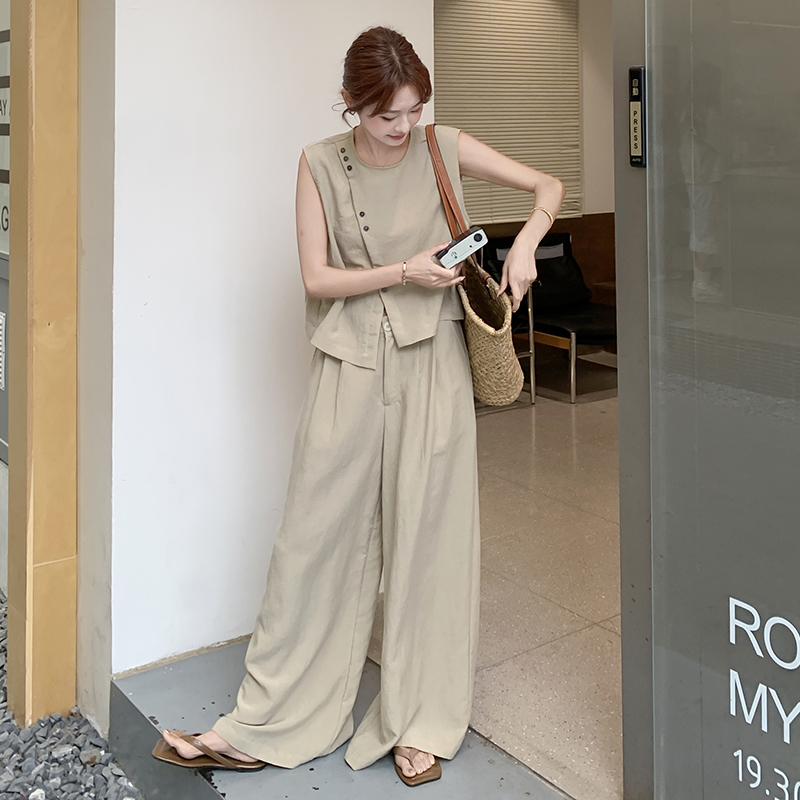 Trendy Irregular Sleeveless Top and Wide-Leg Pants Set, Women's Summer 2025 Two-Piece Outfit, Age-Reducing Style Trendy Irregular Sleeveless Top and Wide-Leg Pants Set, Women's Summer 2025 Two-Piece Outfit, Age-Reducing Style