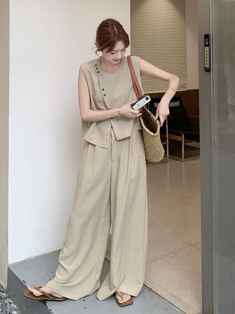 Trendy Irregular Sleeveless Top and Wide-Leg Pants Set, Women's Summer 2025 Two-Piece Outfit, Age-Reducing Style Trendy Irregular Sleeveless Top and Wide-Leg Pants Set, Women's Summer 2025 Two-Piece Outfit, Age-Reducing Style