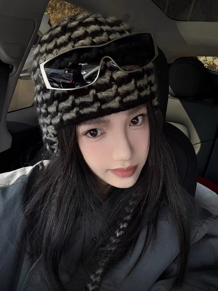 Trendy One-Piece Metallic Sunglasses for Women – High-End European & American Style, Flattering for Round & Square Faces Trendy One-Piece Metallic Sunglasses for Women – High-End European & American Style, Flattering for Round & Square Faces