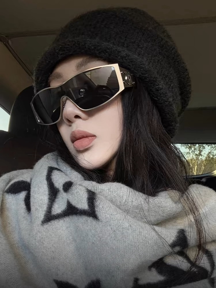 Trendy One-Piece Metallic Sunglasses for Women – High-End European & American Style, Flattering for Round & Square Faces Trendy One-Piece Metallic Sunglasses for Women – High-End European & American Style, Flattering for Round & Square Faces