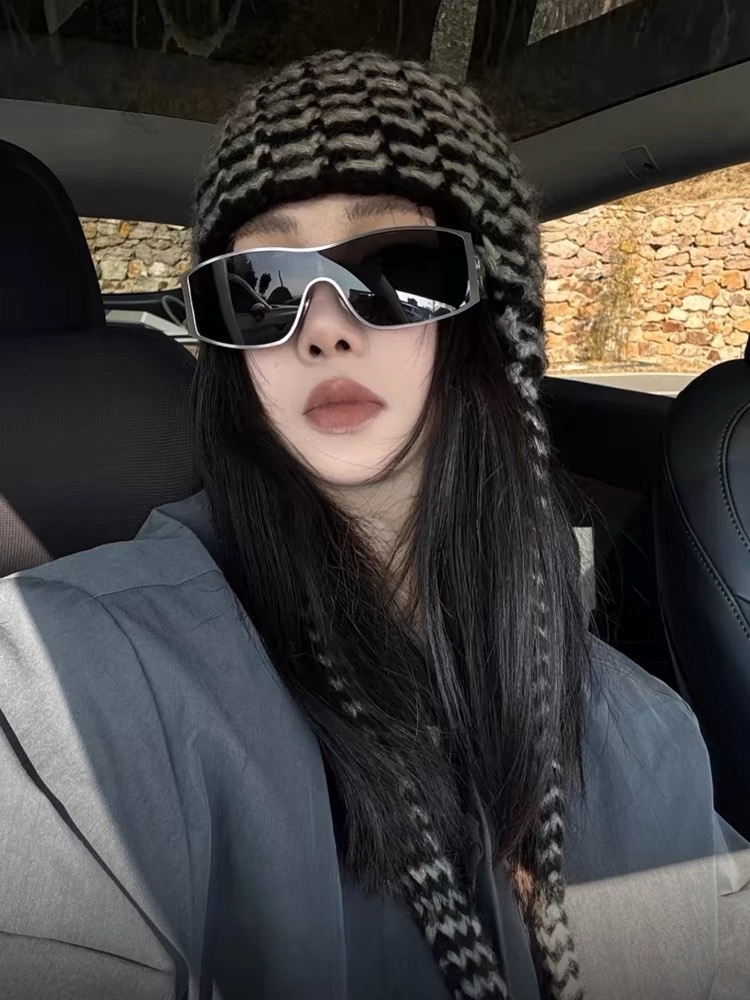 Trendy One-Piece Metallic Sunglasses for Women â€“ High-End European & American Style, Flattering for Round & Square Faces