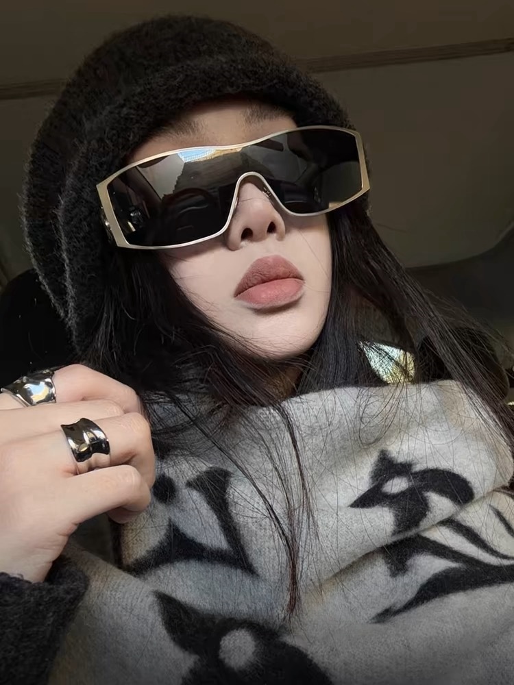 Trendy One-Piece Metallic Sunglasses for Women – High-End European & American Style, Flattering for Round & Square Faces Trendy One-Piece Metallic Sunglasses for Women – High-End European & American Style, Flattering for Round & Square Faces