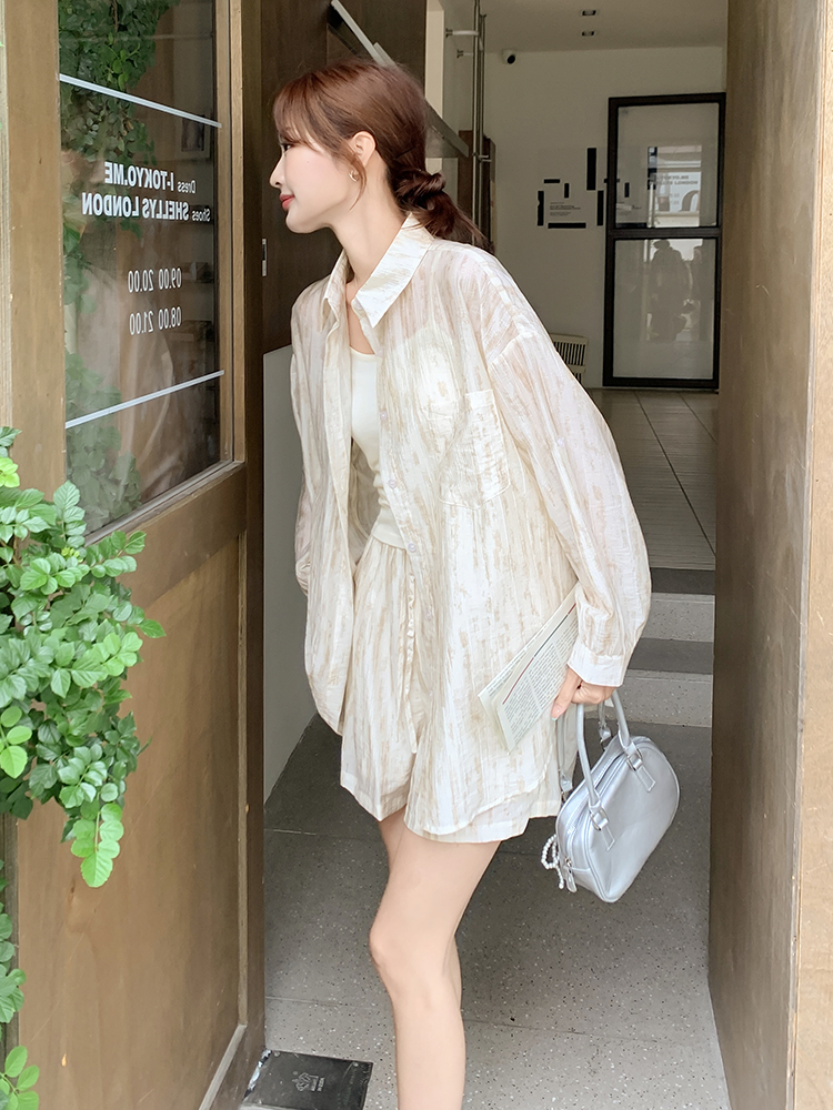 Trendy Relaxed Fit Shirt and Shorts Set for Women - Summer 2025 Two-Piece Outfit, Stylish and Age-Reducing Fashion Look Trendy Relaxed Fit Shirt and Shorts Set for Women - Summer 2025 Two-Piece Outfit, Stylish and Age-Reducing Fashion Look