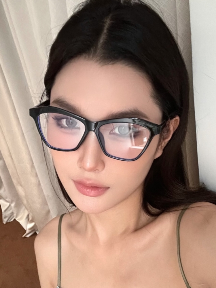 Trendy Retro Cat-Eye Glasses for Women - Multi-Faceted Black Frame, Ideal for Myopia, Flattering for Round & Square Faces Trendy Retro Cat-Eye Glasses for Women - Multi-Faceted Black Frame, Ideal for Myopia, Flattering for Round & Square Faces