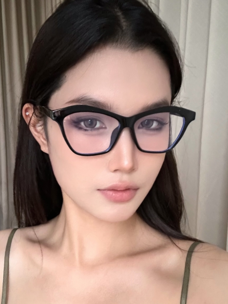 Trendy Retro Cat-Eye Glasses for Women - Multi-Faceted Black Frame, Ideal for Myopia, Flattering for Round & Square Faces Trendy Retro Cat-Eye Glasses for Women - Multi-Faceted Black Frame, Ideal for Myopia, Flattering for Round & Square Faces