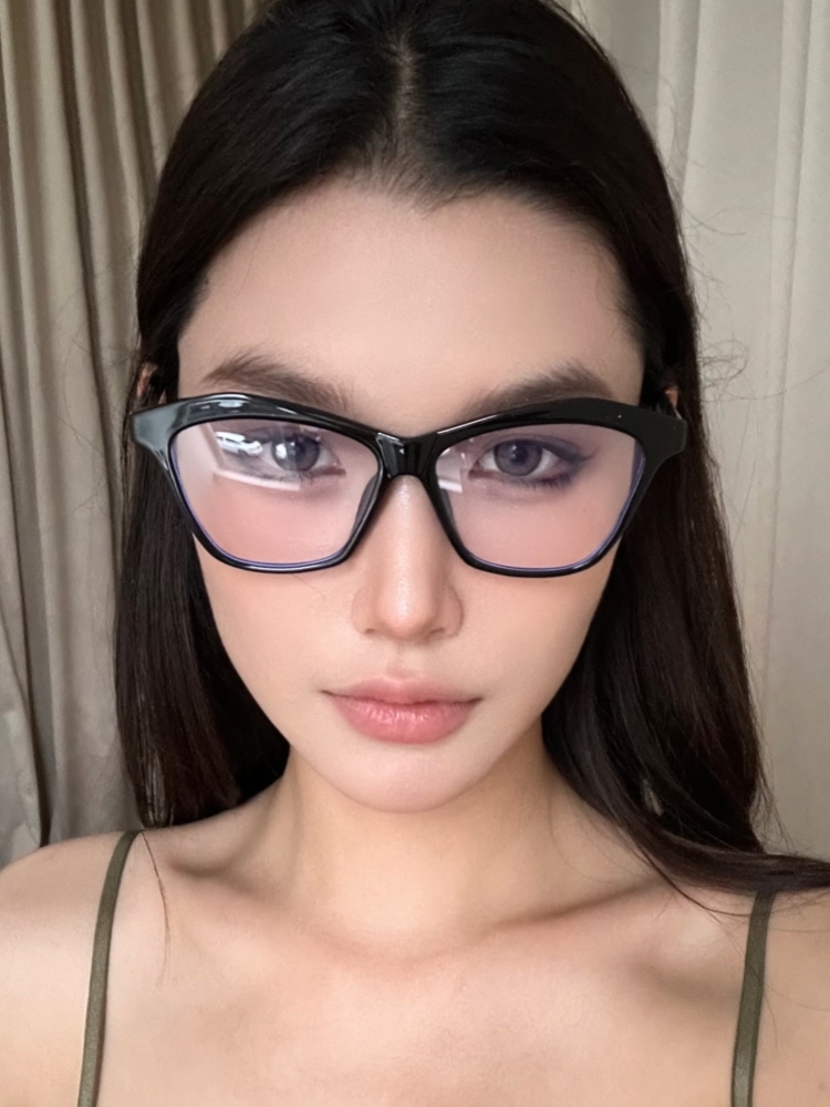 Trendy Retro Cat-Eye Glasses for Women - Multi-Faceted Black Frame, Ideal for Myopia, Flattering for Round & Square Faces Trendy Retro Cat-Eye Glasses for Women - Multi-Faceted Black Frame, Ideal for Myopia, Flattering for Round & Square Faces