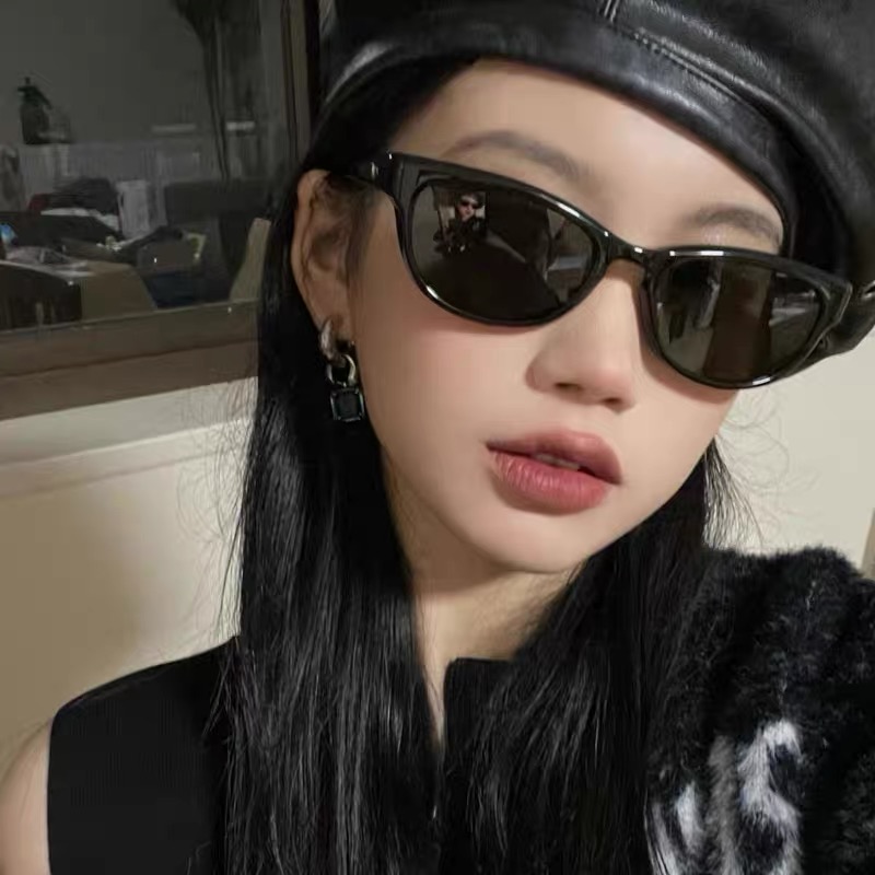 Trendy Retro Small Frame Black Sunglasses for Women - UV Protection, European American Style, Chic Fashion Accessory Trendy Retro Small Frame Black Sunglasses for Women - UV Protection, European American Style, Chic Fashion Accessory