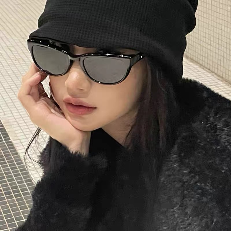 Trendy Retro Small Frame Black Sunglasses for Women - UV Protection, European American Style, Chic Fashion Accessory