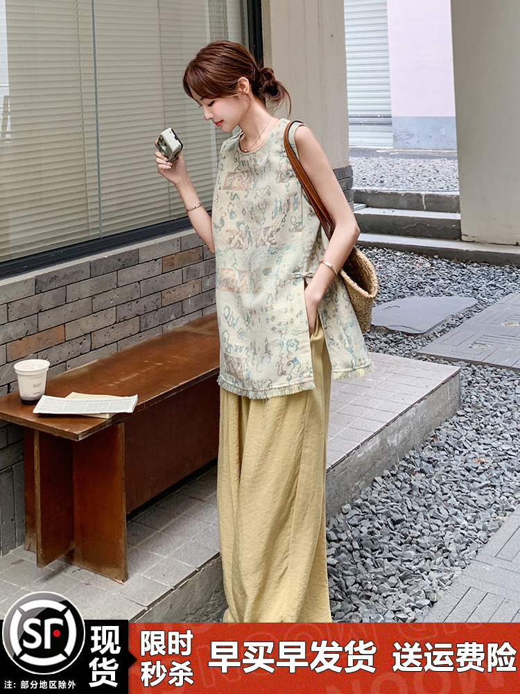 Trendy Sleeveless Tassel Split Top and Wide-Leg Pants Set for Women – Summer 2025 Fashion, Age-Reducing Two-Piece Outfit Trendy Sleeveless Tassel Split Top and Wide-Leg Pants Set for Women – Summer 2025 Fashion, Age-Reducing Two-Piece Outfit