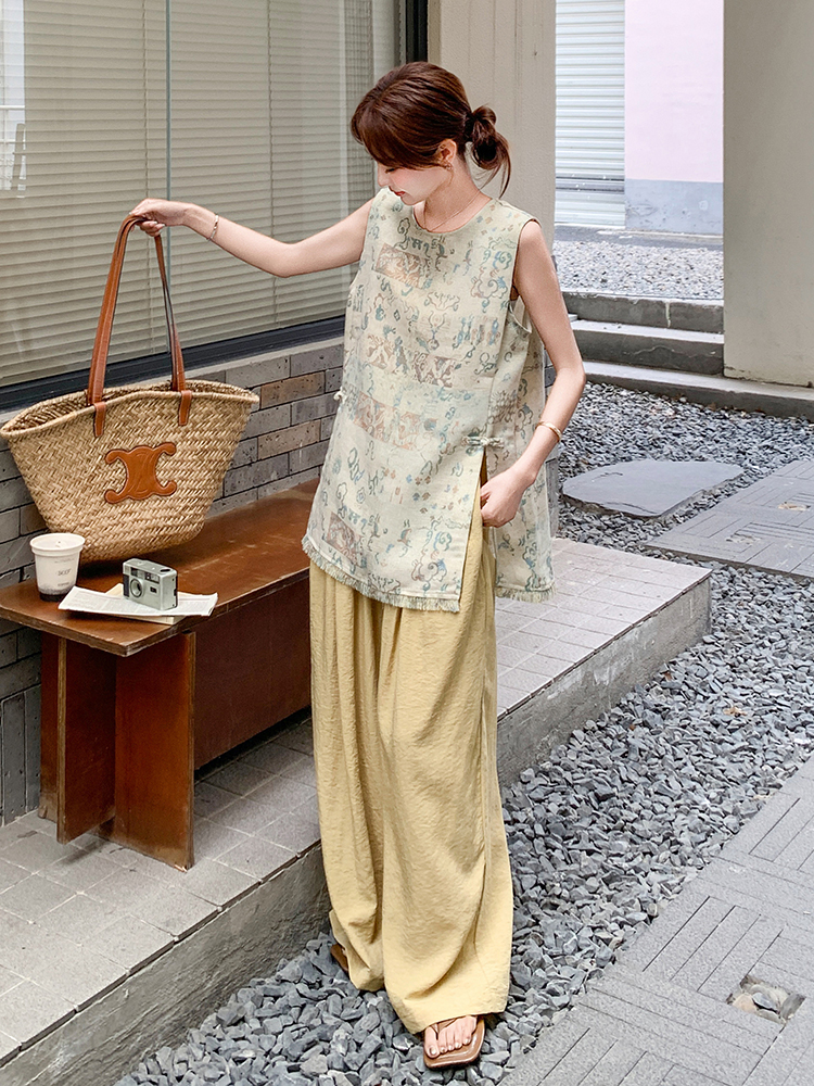 Trendy Sleeveless Tassel Split Top and Wide-Leg Pants Set for Women – Summer 2025 Fashion, Age-Reducing Two-Piece Outfit Trendy Sleeveless Tassel Split Top and Wide-Leg Pants Set for Women – Summer 2025 Fashion, Age-Reducing Two-Piece Outfit