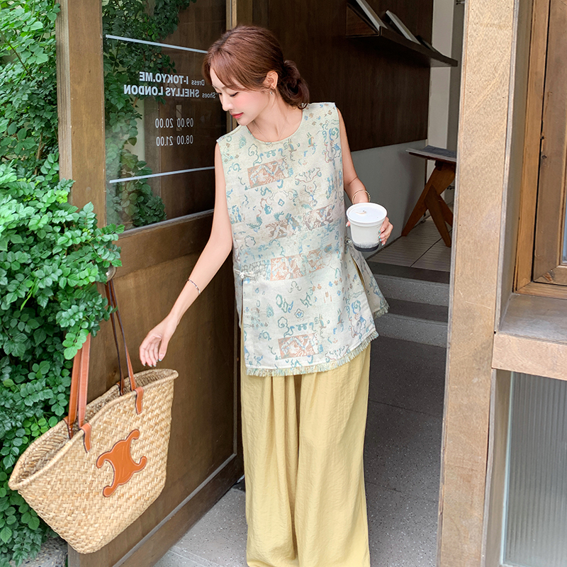 Trendy Sleeveless Tassel Split Top and Wide-Leg Pants Set for Women – Summer 2025 Fashion, Age-Reducing Two-Piece Outfit Trendy Sleeveless Tassel Split Top and Wide-Leg Pants Set for Women – Summer 2025 Fashion, Age-Reducing Two-Piece Outfit