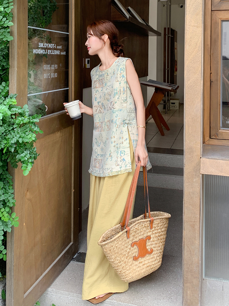 Trendy Sleeveless Tassel Split Top and Wide-Leg Pants Set for Women – Summer 2025 Fashion, Age-Reducing Two-Piece Outfit Trendy Sleeveless Tassel Split Top and Wide-Leg Pants Set for Women – Summer 2025 Fashion, Age-Reducing Two-Piece Outfit