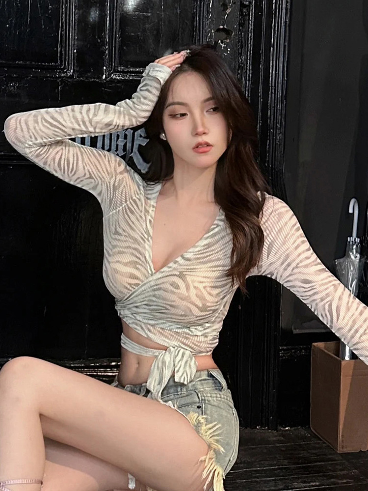 Trendy Striped Jazz Dance Top for Women, K-Pop Inspired Music Festival Performance Outfit, Stylish Cover-Up for Girls Trendy Striped Jazz Dance Top for Women, K-Pop Inspired Music Festival Performance Outfit, Stylish Cover-Up for Girls
