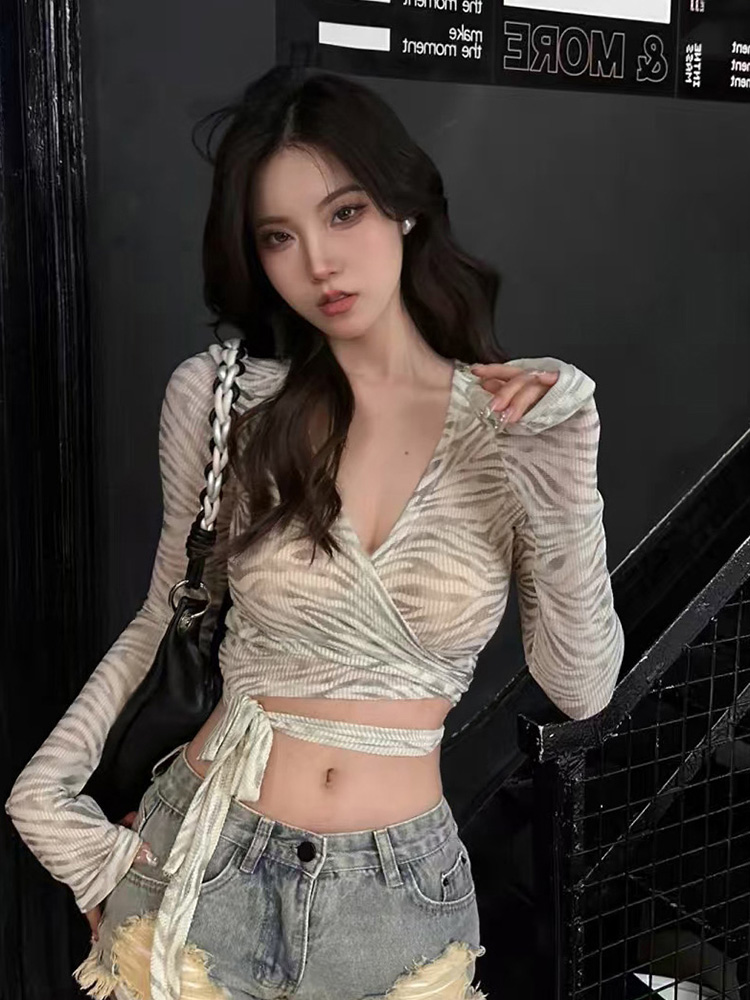 Trendy Striped Jazz Dance Top for Women, K-Pop Inspired Music Festival Performance Outfit, Stylish Cover-Up for Girls Trendy Striped Jazz Dance Top for Women, K-Pop Inspired Music Festival Performance Outfit, Stylish Cover-Up for Girls