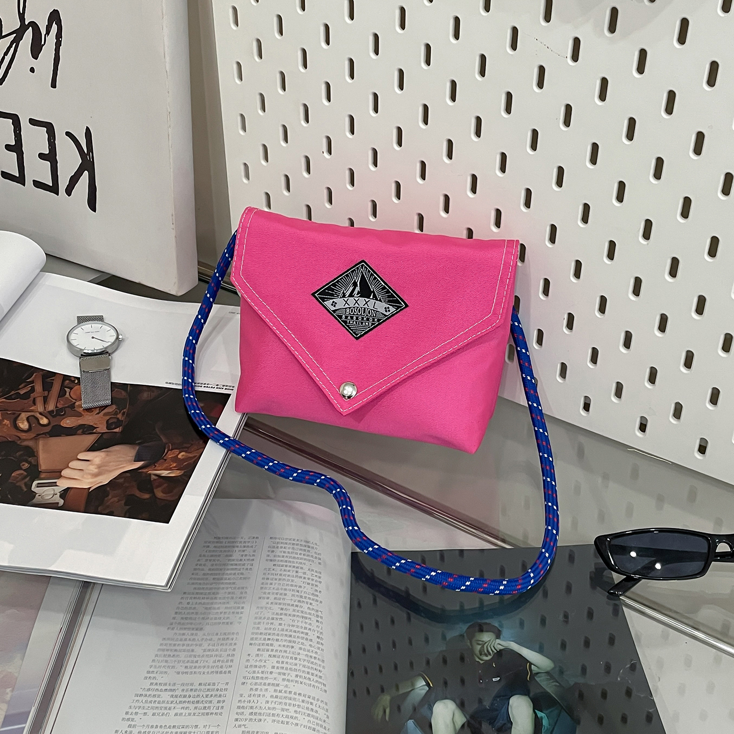 Trendy Women's 2025 Versatile Small Square Crossbody Bag - Mobile Phone Holder, Hot Girl Style, Niche Shoulder Bag Trendy Women's 2025 Versatile Small Square Crossbody Bag - Mobile Phone Holder, Hot Girl Style, Niche Shoulder Bag