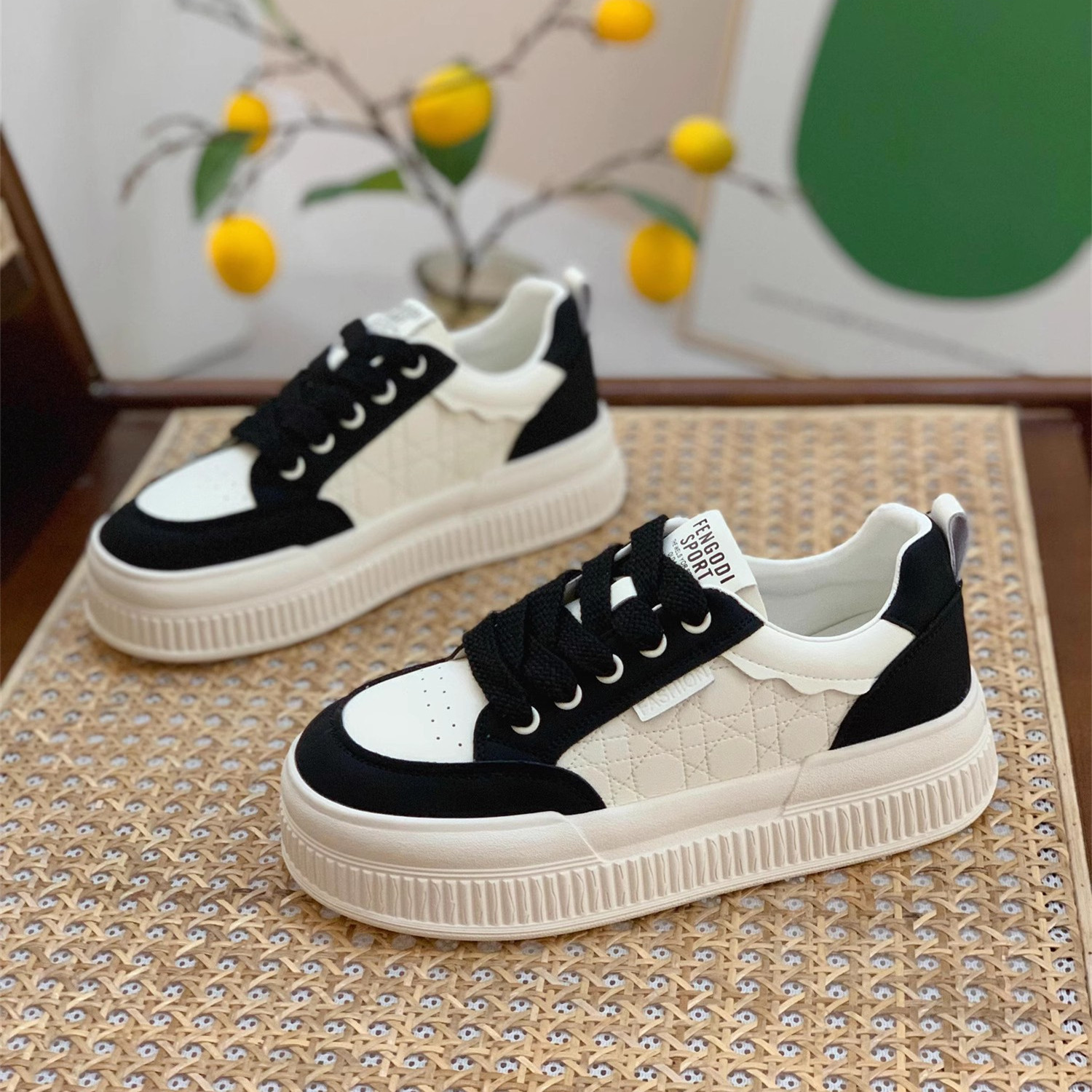 Trendy Women's Genuine Leather Board Shoes, Thick-Soled Black and White Panda Style, Versatile Spring Autumn Footwear 2025 Trendy Women's Genuine Leather Board Shoes, Thick-Soled Black and White Panda Style, Versatile Spring Autumn Footwear 2025