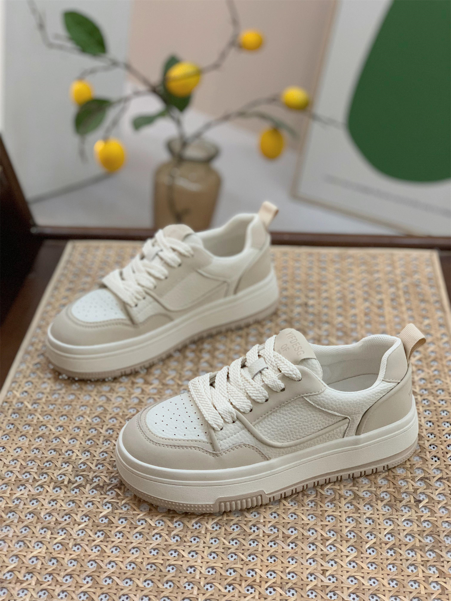 Trendy Women's Genuine Leather Board Shoes, Thick-Soled Black and White Panda Style, Versatile Spring Autumn Footwear 2025 Trendy Women's Genuine Leather Board Shoes, Thick-Soled Black and White Panda Style, Versatile Spring Autumn Footwear 2025