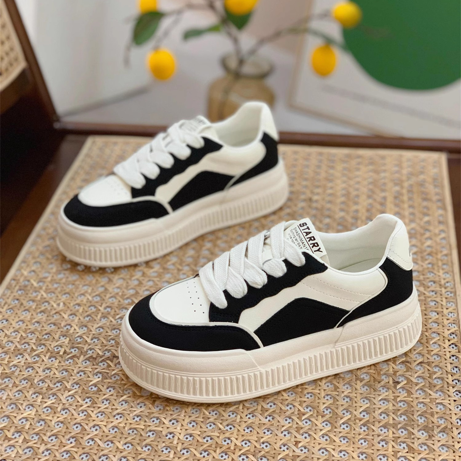 Trendy Women's Genuine Leather Board Shoes, Thick-Soled Black and White Panda Style, Versatile Spring Autumn Footwear 2025 Trendy Women's Genuine Leather Board Shoes, Thick-Soled Black and White Panda Style, Versatile Spring Autumn Footwear 2025