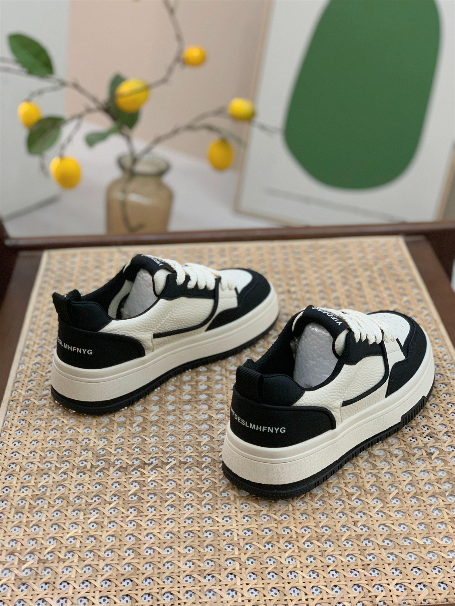 Trendy Women's Genuine Leather Board Shoes, Thick-Soled Black and White Panda Style, Versatile Spring Autumn Footwear 2025 Trendy Women's Genuine Leather Board Shoes, Thick-Soled Black and White Panda Style, Versatile Spring Autumn Footwear 2025