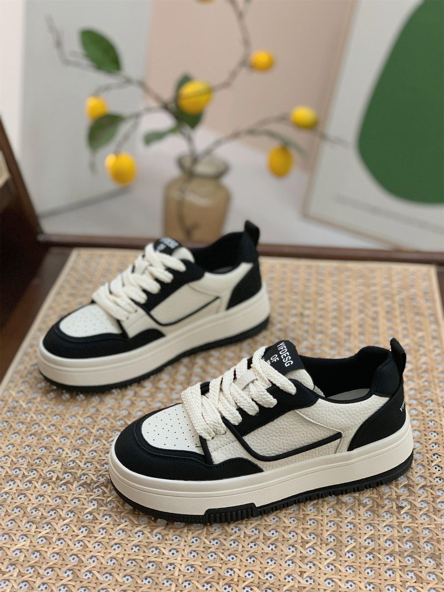 Trendy Women's Genuine Leather Board Shoes, Thick-Soled Black and White Panda Style, Versatile Spring Autumn Footwear 2025